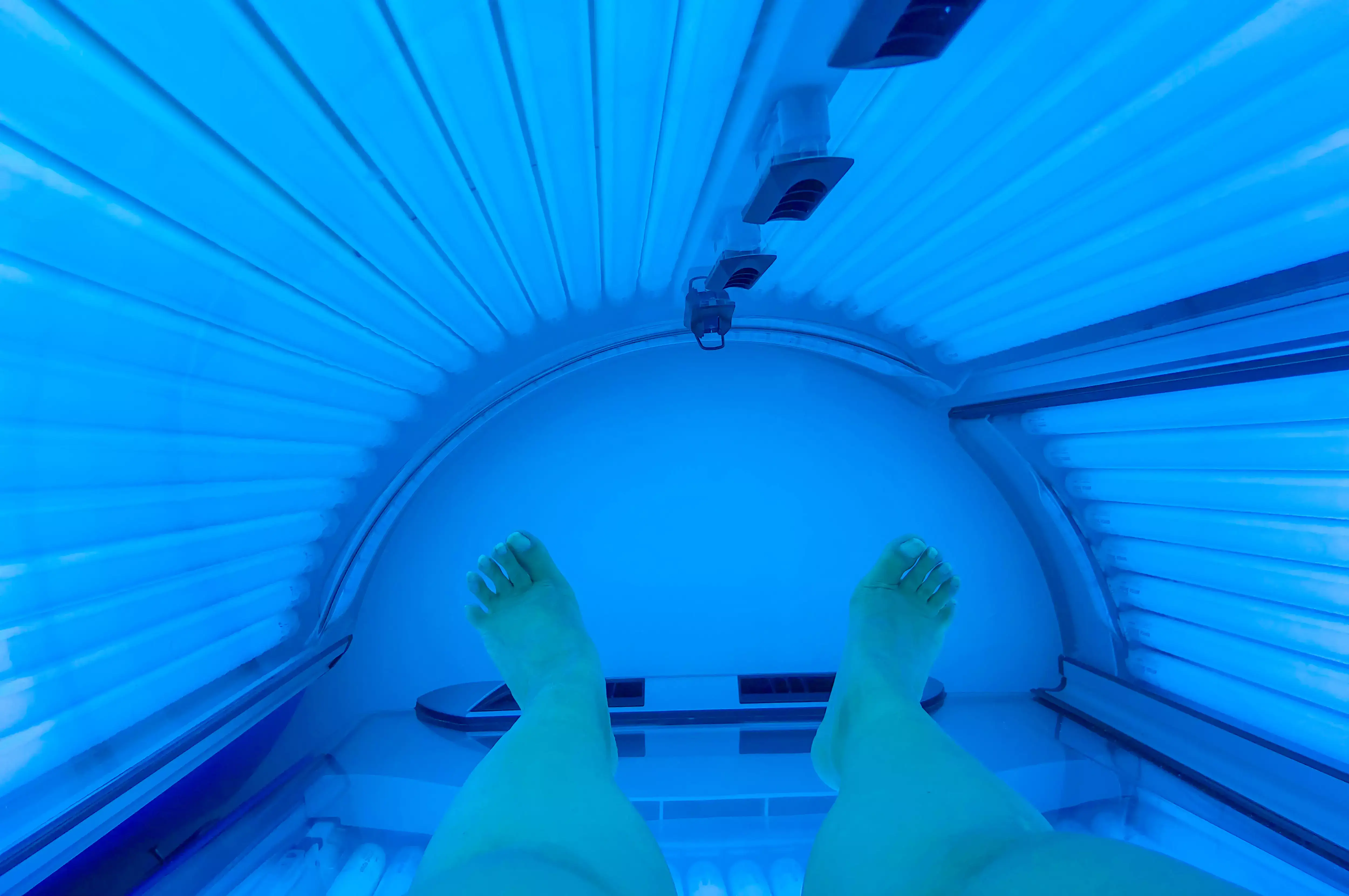 Cabine de bronzeamento com luz azul
